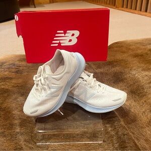 LIKE NEW IN BOX BABY BLUE AND WHITE NEW BALANCE TENNIS SHOES SZ 7D WIDE
